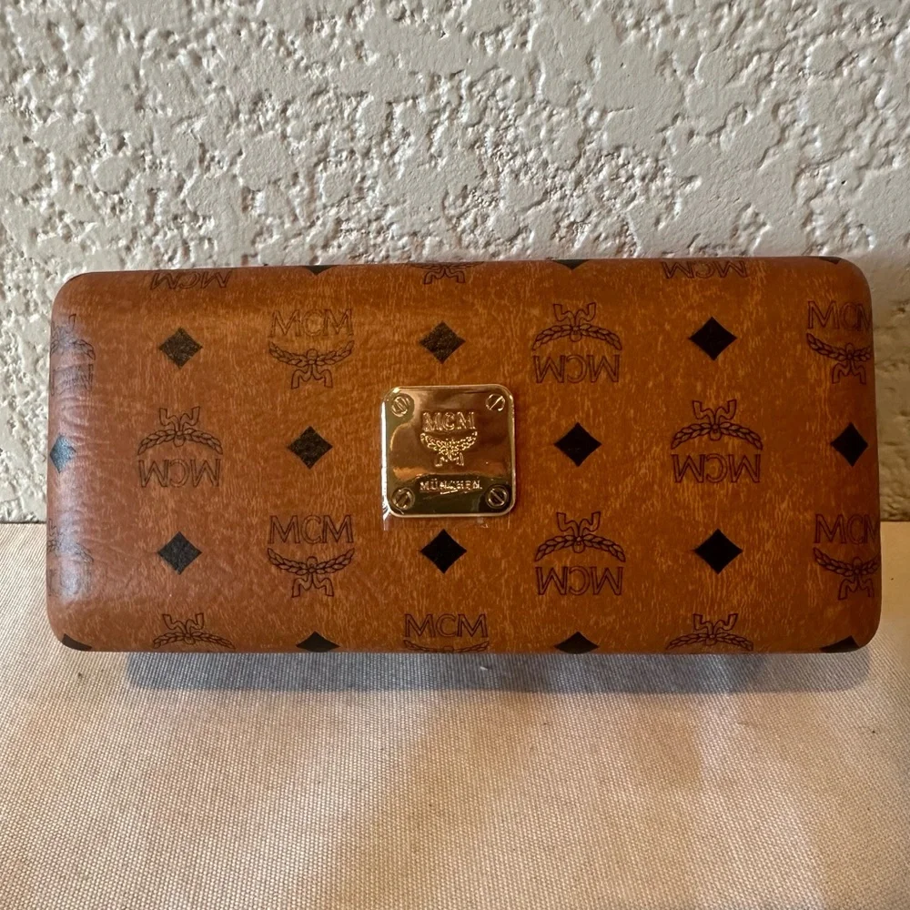 MCM Eyeglass Sunglass Hardshell Case & Cleaning Cloth - Picture 13 of 13